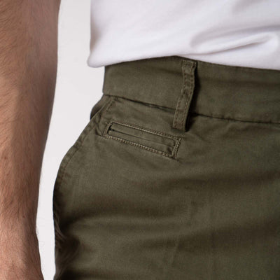 Bermuda Chinos in Comfort Gabardine Leggera - Verde Militare